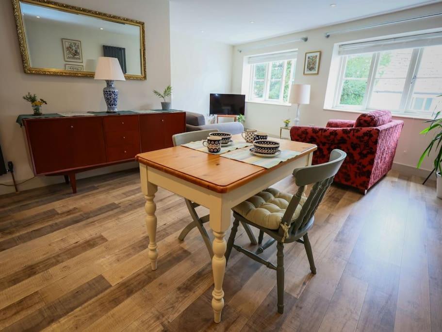 Spacious 1-Bed Apartment With Super King Or Twin In Central Charlbury, Cotswolds Extérieur photo