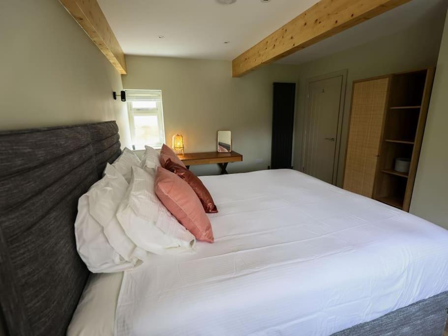 Spacious 1-Bed Apartment With Super King Or Twin In Central Charlbury, Cotswolds Extérieur photo