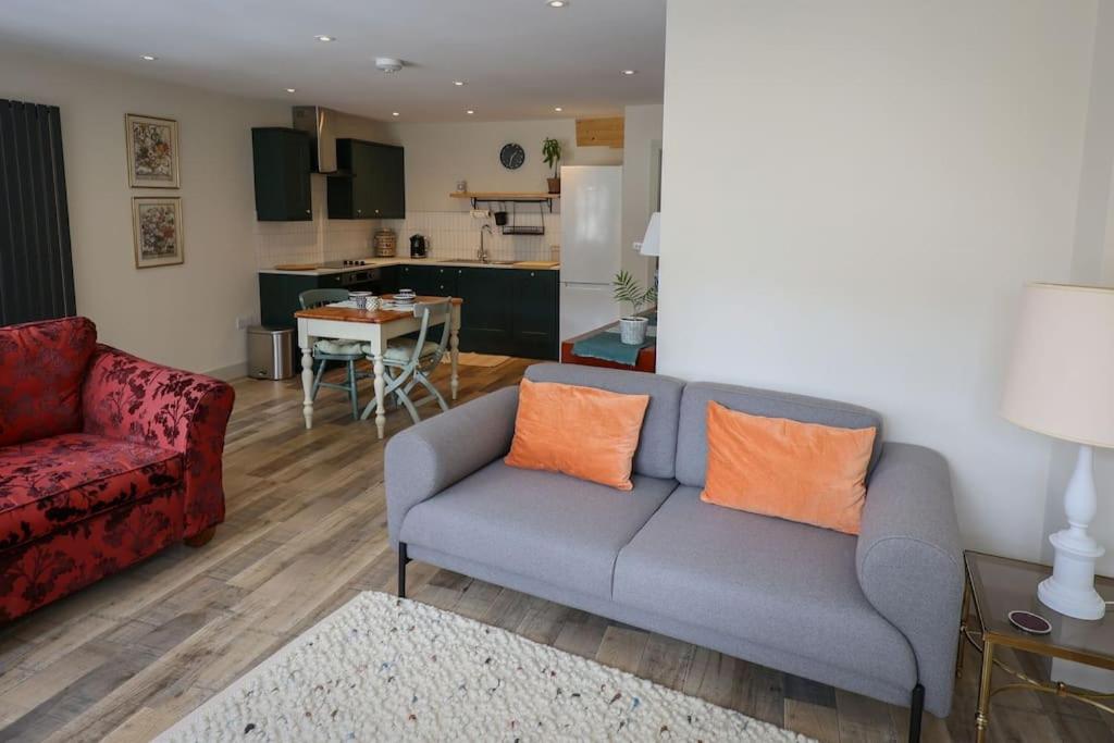 Spacious 1-Bed Apartment With Super King Or Twin In Central Charlbury, Cotswolds Extérieur photo